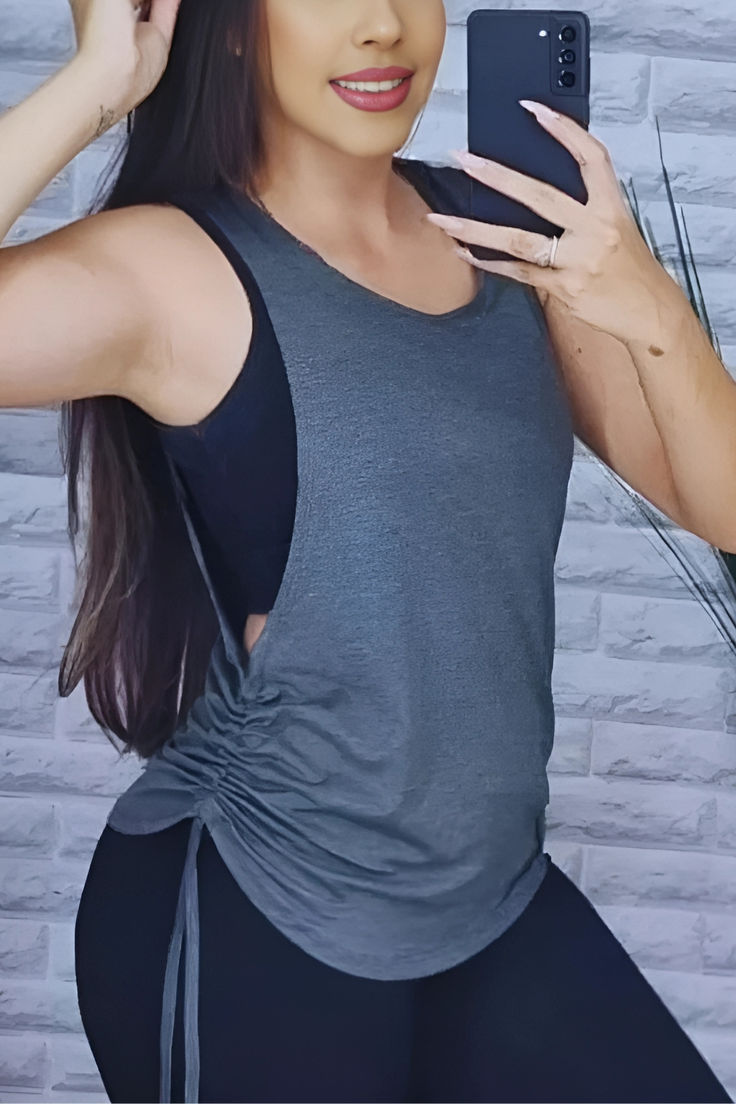 Top deportivo gris