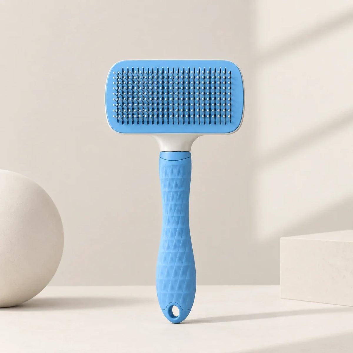 Cepillo autolimpiante azul, composicion minimalista